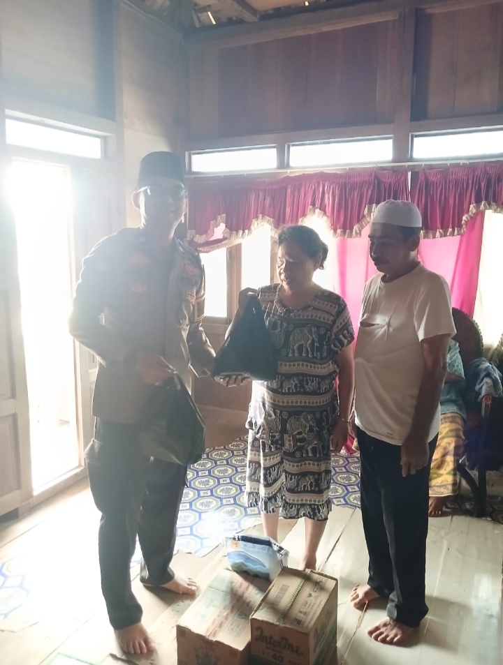 Jumat Barokah, Bhabinkamtibmas Desa Dawas Salurkan Bantuan Sembako kepada Warga Tuna Netra