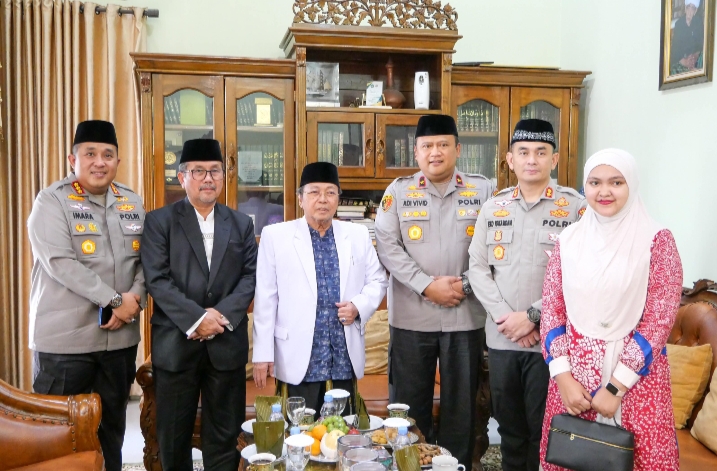 Kapolresta Cirebon Dampingi Wakapolda Jabar Silaturahmi dengan Pengasuh Ponpes Khas Kempek, Perkuat Sinergitas Polri dan Ulama