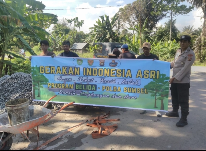 Dukung program Belida Polda Sumsel Polsek Pemulutan Bersama Pemerintah dan Warga Cor Jalan Berlubang, Wujud Nyata Kepedulian Polri untuk Keselamatan Masyarakat