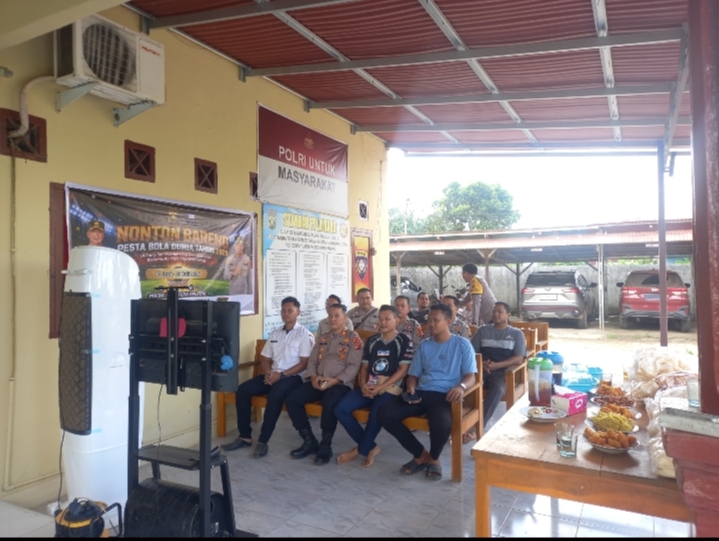 Nobar Pesta bola Dunia 2026 Jadi Ajang Silaturahmi, Polsek Muara Padang Pererat Kedekatan dengan Masyarakat