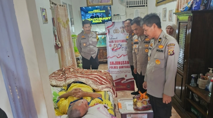 Jelang Hari Bhayangkara ke-80, Polres Banyuasin Gelar Anjangsana ke Purnawirawan yang Sakit