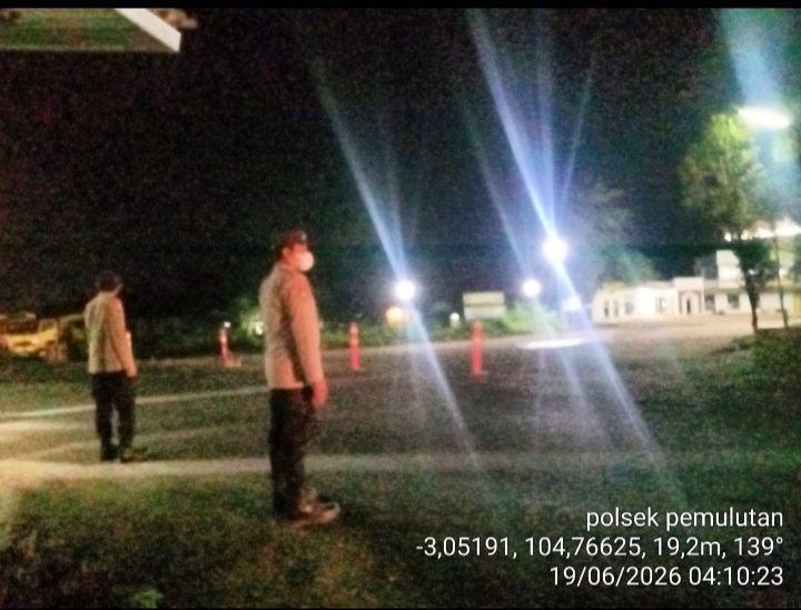 POLSEK PEMULUTAN POLRES OGAN ILIR INTENSIFKAN PATROLI SUBUH, WUJUD NYATA MENJAGA KAMTIBMAS TETAP KONDUSIF
