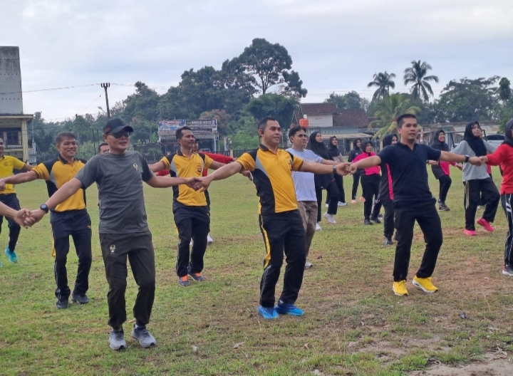 Olahraga dan Senam Bersama Sambut HUT Bhayangkara ke-80 di Mapolsek Keluang Berlangsung Meriah dan Kondusif