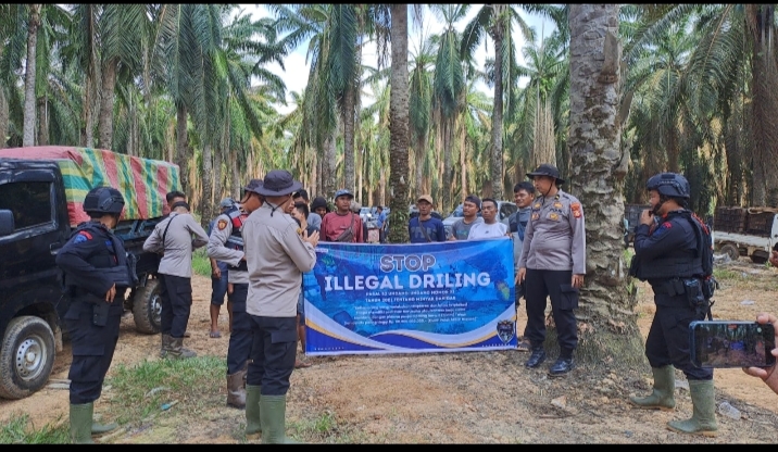 Kapolsek Keluang Bersama Brimob dan PT Hindoli Intensifkan Imbauan Penertiban Aktivitas Illegal Drilling di Lahan HGU
