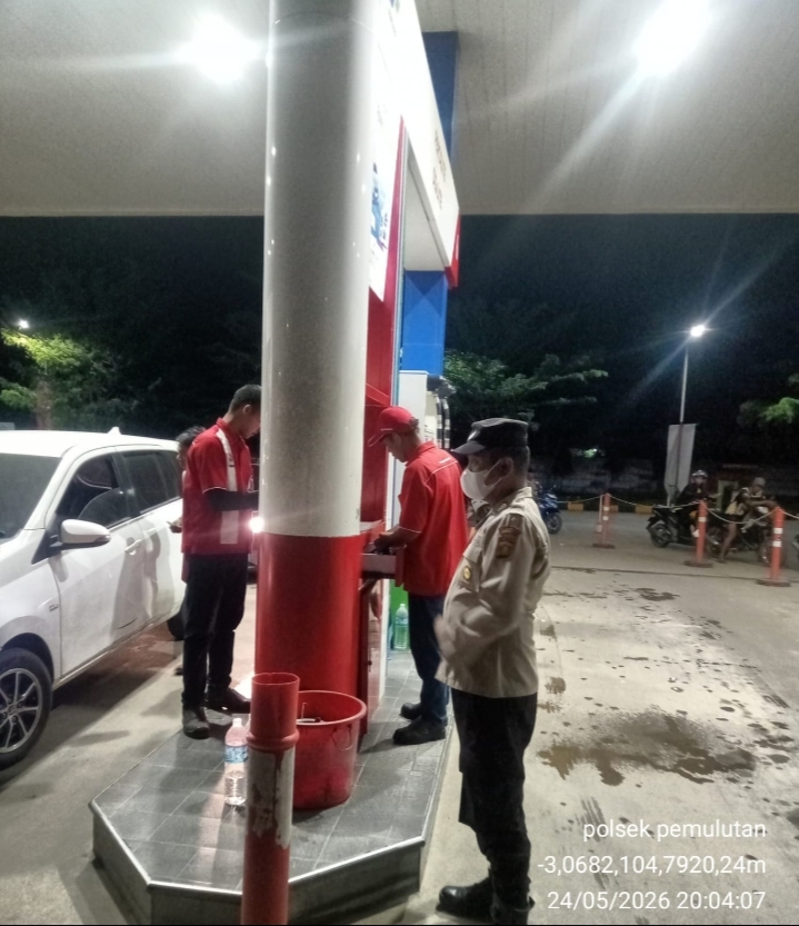 Personel Polsek Pemulutan Ogan Ilir Laksanakan Monitoring dan Patroli SPBU, Pastikan Ketersediaan BBM dan Kelancaran Antrean