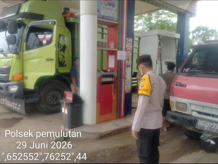 Polsek Pemulutan Ogan Ilir Laksanakan Pemantauan dan Patroli SPBU, Pastikan Kamtibmas Kondusif dan Kelancaran Arus Lalu Lintas
