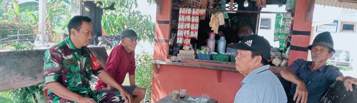 Babinsa Koramil 1608/Karangampel Pererat Silaturahmi Lewat Komsos Bersama Warga Desa Dukuh Jeruk