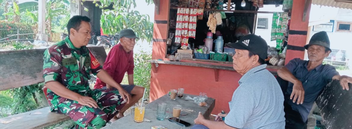 Babinsa Koramil 1608/Karangampel Pererat Silaturahmi Lewat Komsos Bersama Warga Desa Dukuh Jeruk