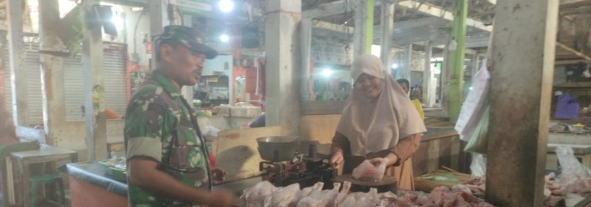 Babinsa Koramil 1605/Sukagumiwang Monitoring dan Data Harga Bahan Pokok di Pasar Desa Tulungagung