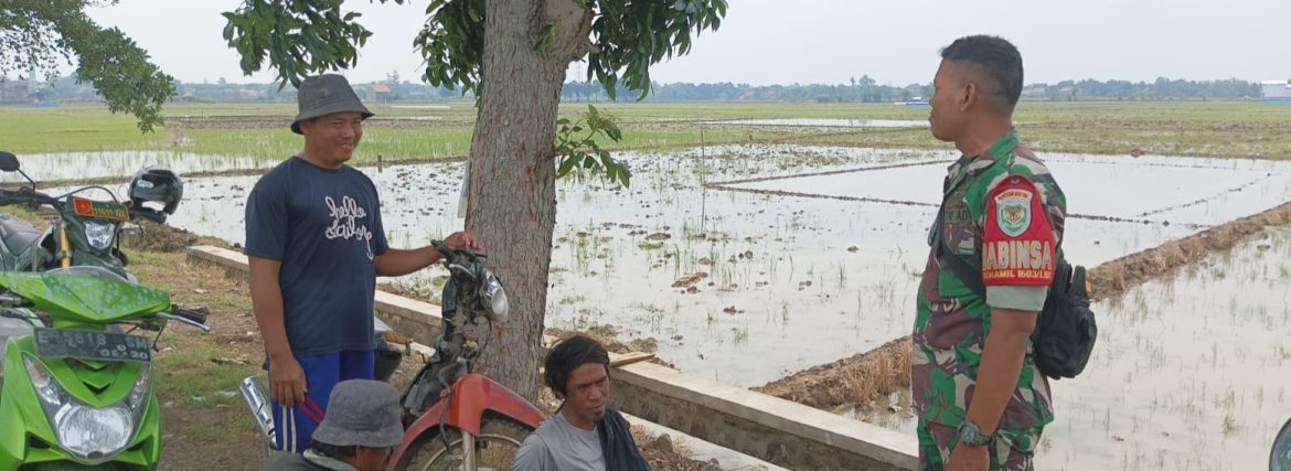 Babinsa Koramil 1603/Lohbener Pererat Silaturahmi Melalui Komsos Bersama Masyarakat Desa Sukasari