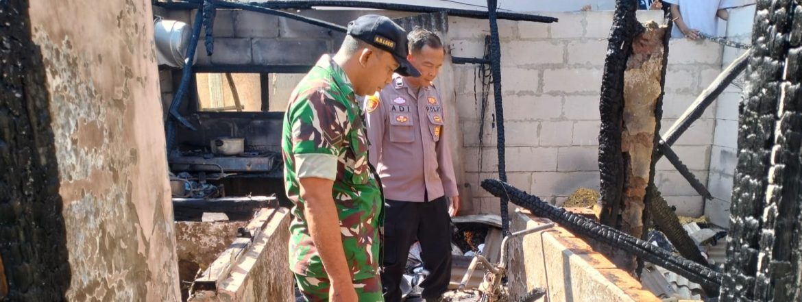 Anggota Koramil 1608/Karangampel Tinjau Lokasi Kebakaran Rumah di Desa Kedokan Agung, Kerugian Ditaksir Capai Rp80 Juta