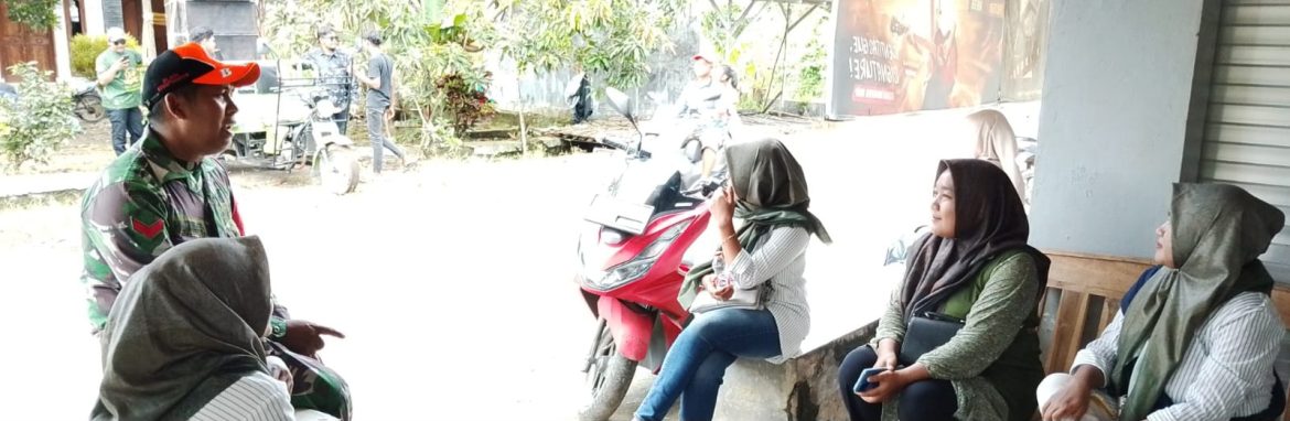 Babinsa Koramil 1601/Indramayu Perkuat Silaturahmi Melalui Komsos di Desa Rawadalem