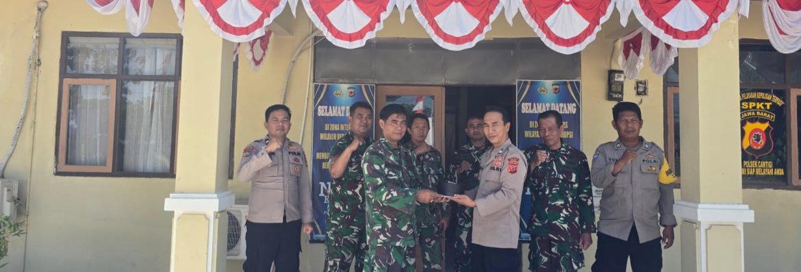 Koramil 1602/Sindang Berikan Ucapan Selamat HUT Bhayangkara ke-80 di Polsek Cantigi