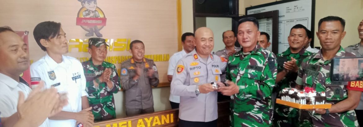 Koramil 1605/Sukagumiwang Serahkan Ucapan Selamat HUT Polri ke-80 kepada Polsek Sukagumiwang