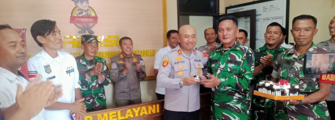 Koramil 1605/Sukagumiwang Serahkan Ucapan Selamat HUT Polri ke-80 kepada Polsek Sukagumiwang