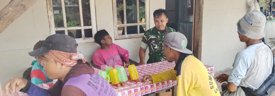 Komsos Babinsa Koramil 1605/Sukagumiwang Pererat Sinergi dengan Pamong dan Warga Desa Kliwed