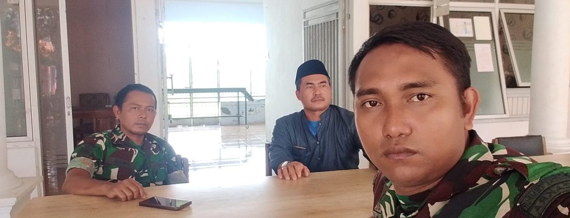 Babinsa Koramil 1603/Lohbener Perkuat Sinergi Lewat Komsos Bersama Perangkat Desa Larangan