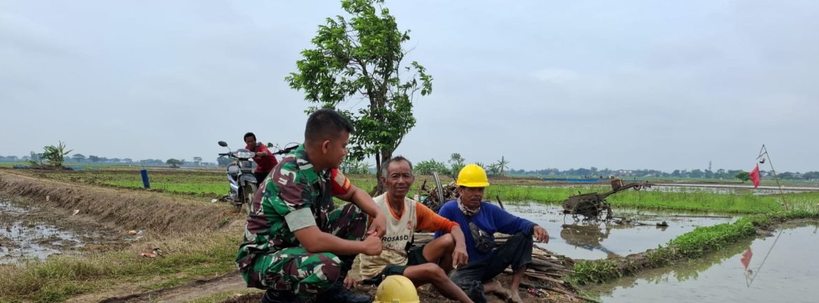 Komsos Babinsa Koramil 1601/Indramayu Pererat Silaturahmi dengan Masyarakat Desa Sudimampir