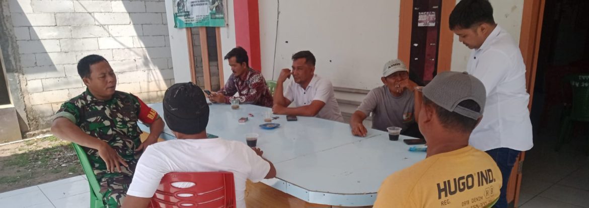 Babinsa Koramil 1605 Sukagumiwang Pererat Silaturahmi Melalui Komsos Bersama Pamong dan Warga Desa Jambe