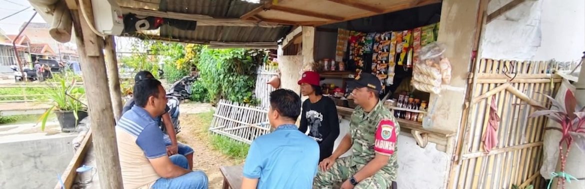 Babinsa Koramil 1608/Karangampel Komsos Bersama Warga Desa Kedokan Agung, Pererat Silaturahmi dan Sampaikan Program Pemerintah