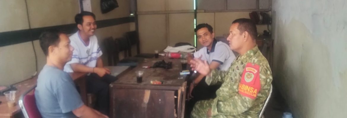 Babinsa Koramil 1603/Lohbener Pererat Silaturahmi Melalui Komsos Bersama Masyarakat Desa Arahan Lor