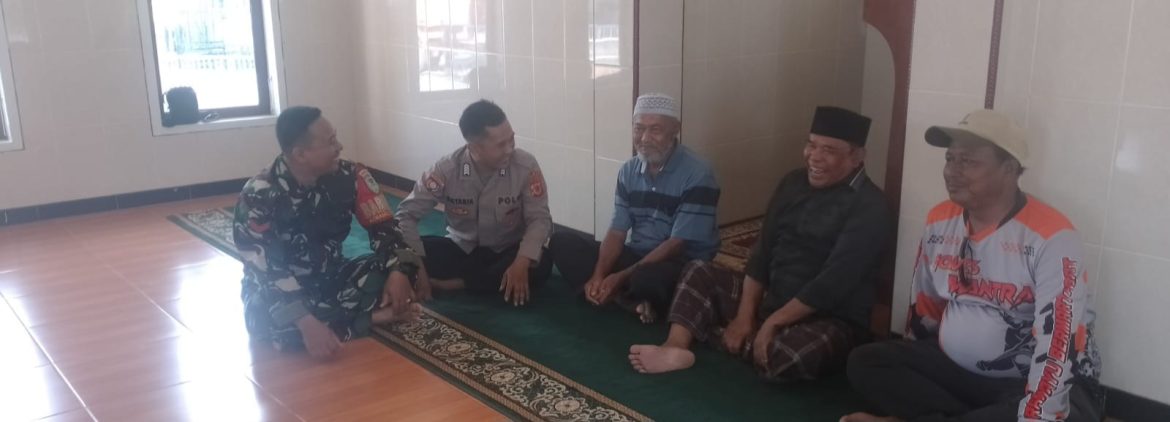 Babinsa Koramil 1601/Indramayu Perkuat Kamtibmas Melalui Komsos di Desa Karangsong
