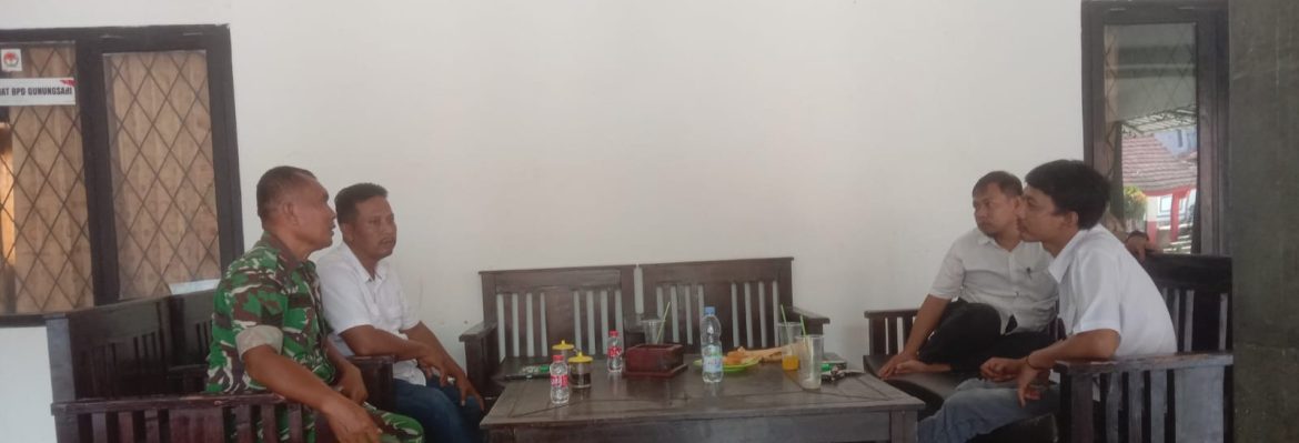 Babinsa Koramil 1605/Sukagumiwang Perkuat Sinergi dengan Warga Desa Gunungsari Melalui Komsos