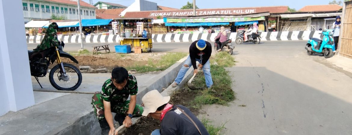 Anggota Koramil 1608/Karangampel Bersama Warga Gelar Karya Bhakti Bersihkan Irigasi di Desa Benda