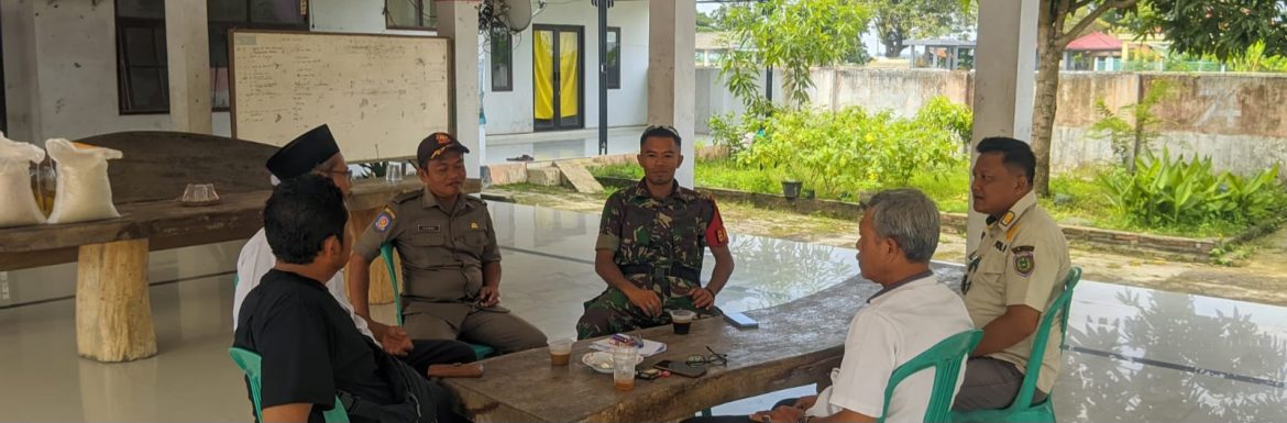 Babinsa Koramil 1605/Sukagumiwang Perkuat Kedekatan dengan Warga Melalui Komsos di Desa Cadangpinggan