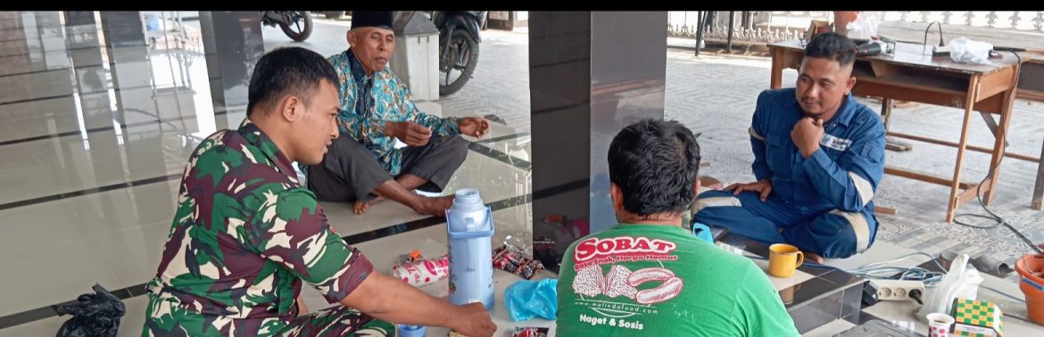 Komsos Babinsa Koramil 1601/Indramayu Pererat Kedekatan dengan Warga Desa Gelarmandala