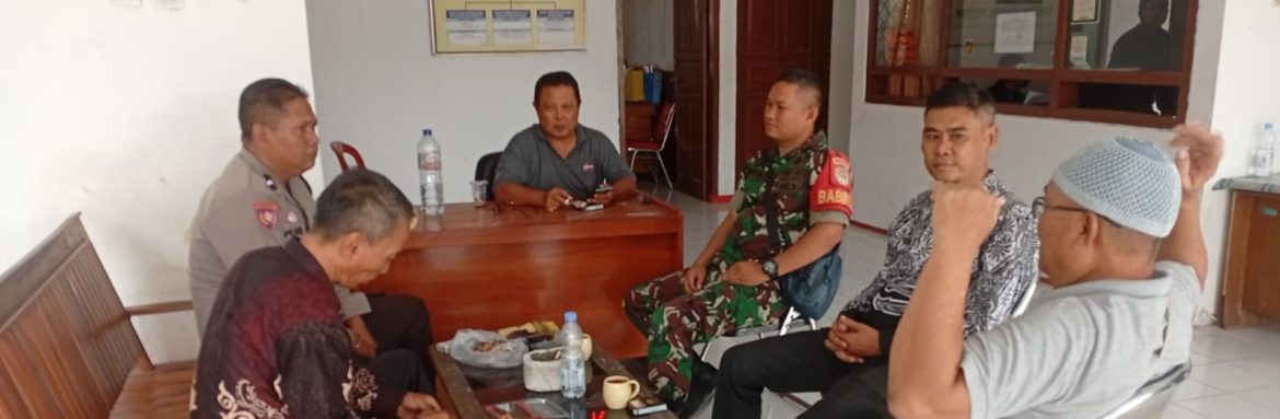 Komsos Babinsa Koramil 1601/Indramayu Bersama Aparatur Kelurahan Lemahmekar, Perkuat Sinergi dan Jaga Kondusivitas Wilayah