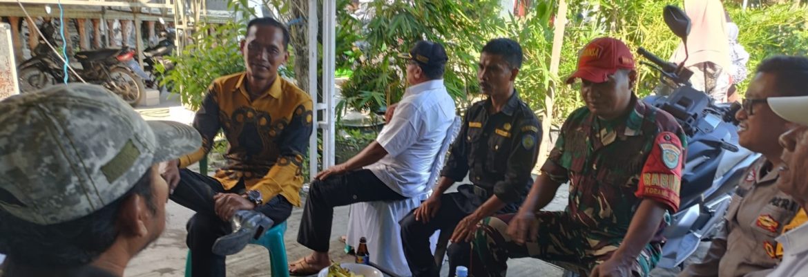 Babinsa Koramil 1608/Karangampel Komsos Bersama Warga Desa Dukuh Jeruk