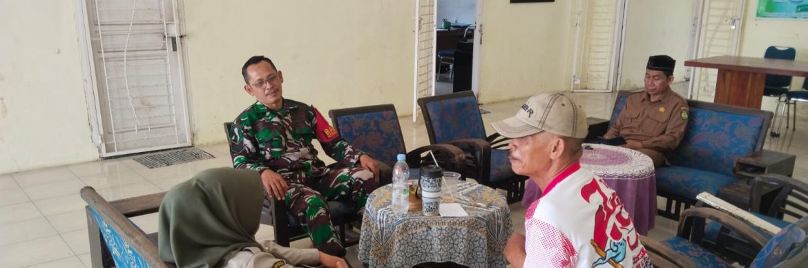 Babinsa Koramil 1601 Indramayu Perkuat Ketahanan Pangan Lewat Komsos Bersama Petani dan PPL di Desa Plumbon