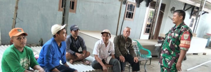 Komsos Babinsa Koramil 1601/Indramayu di Desa Telukagung, Pererat Silaturahmi dan Ajak Warga Jaga Kebersihan serta Keamanan