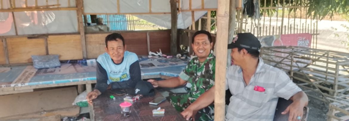 Komsos di Desa Rawadalem, Babinsa Koramil 1601/Indramayu Ajak Warga Jaga Kebersihan dan Waspada Musim Pancaroba