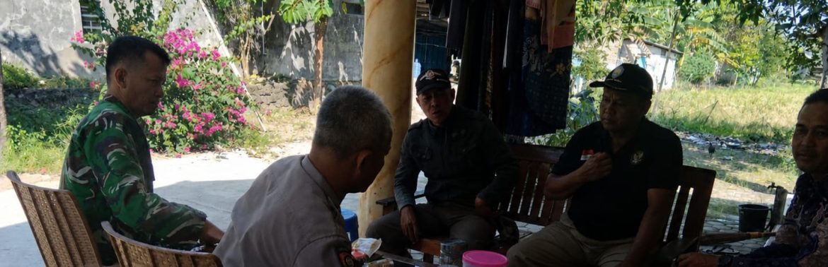 Babinsa Koramil 1608/Karangampel Pererat Silaturahmi Melalui Komsos Bersama Warga Desa Benda