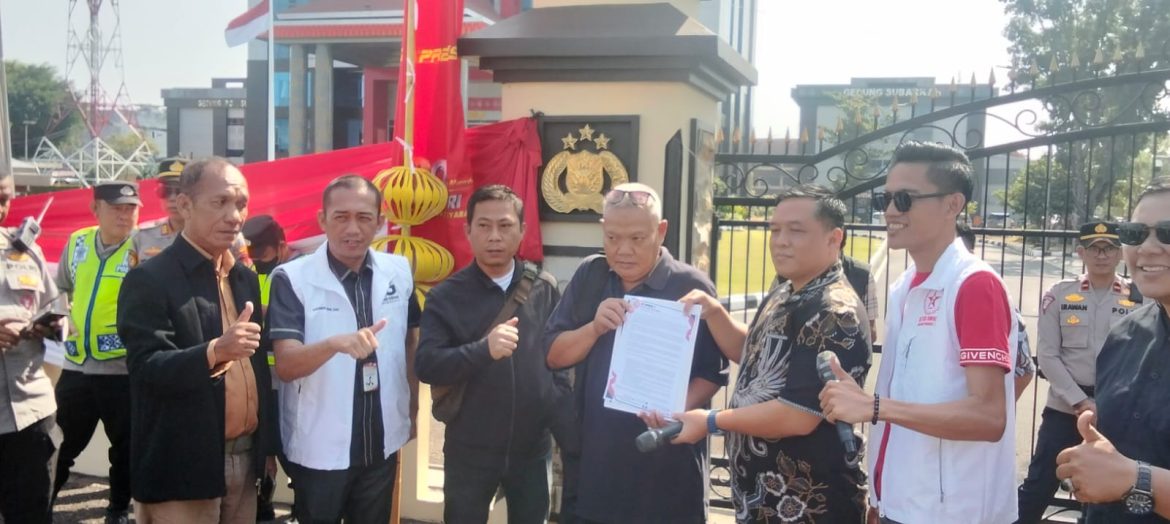 Massa Gabungan BPi,Hamass dan K-Maki Menggelar Aksi Damai Di halaman Mapolda Sumsel Mendukung Polri Dan Koprs Tipikor Dalam Mengusut Korupsi Oknum Jampidsus