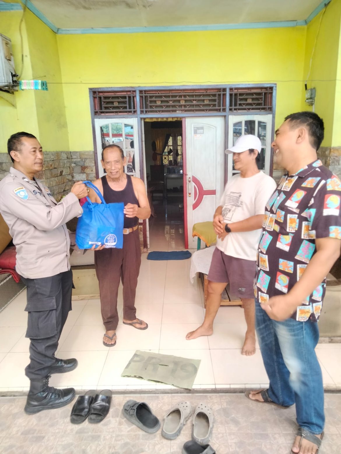 HUT Bhayangkara ke-80, Polsek Depok Salurkan Sembako Jalin Silaturahmi dengan Purnawirawan Polri