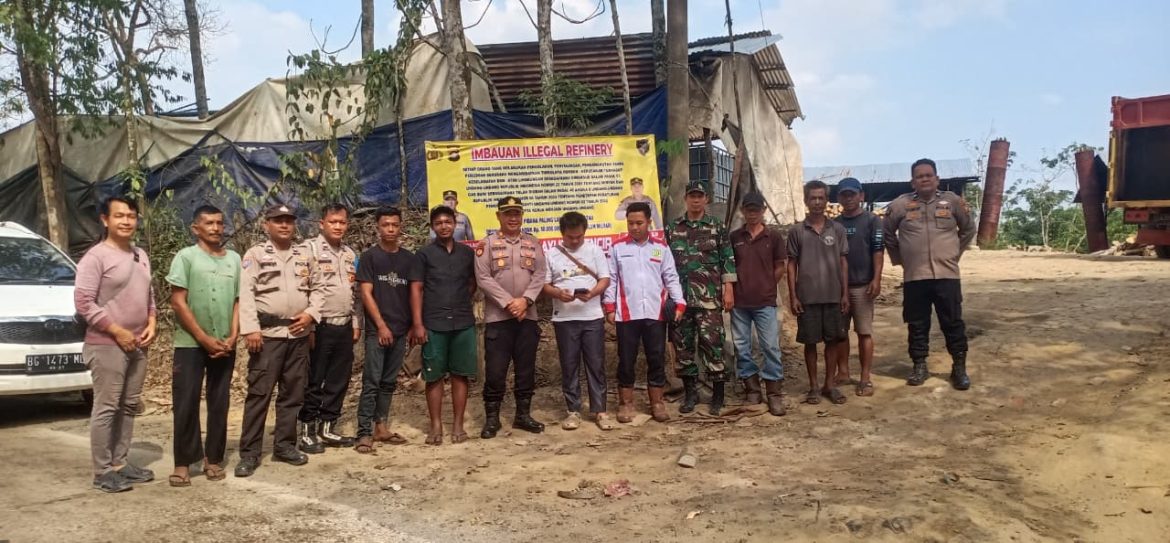 Gencarkan Sosialisasi, Polsek Bayung Lencir Pasang Spanduk Larangan Illegal Refinery di Tiga Desa