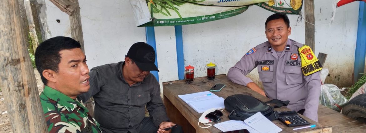 Babinsa Koramil 1608/Karangampel Perkuat Sinergi Melalui Komsos Bersama Kuwu, Pamong, dan Masyarakat Desa Kedokanbunder