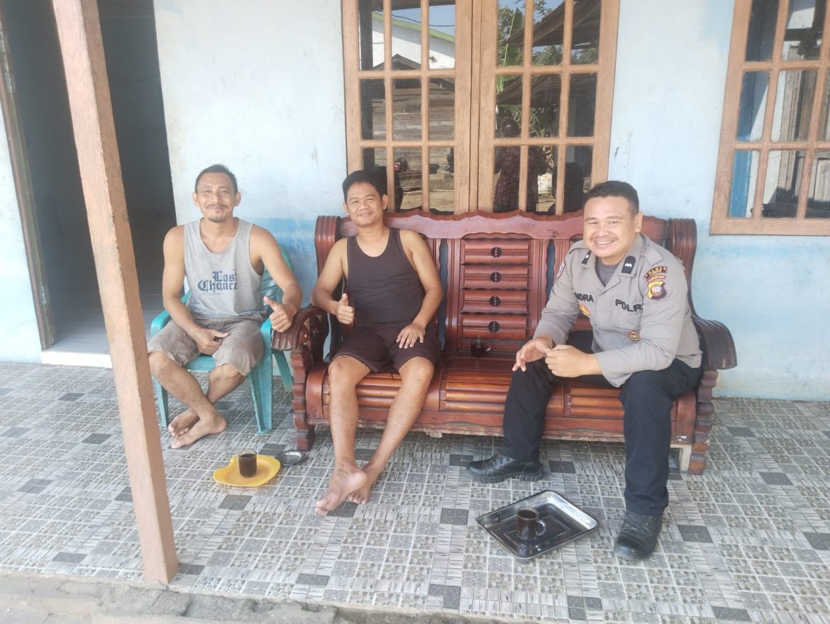 Patut Dicontoh, Anggota Polsubsektor Jelimpo Rangkul Warga dengan Senyum, Silaturahmi dan Pesan Kamtibmas