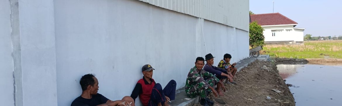 Babinsa Koramil 1605 Kertasemaya Pererat Silaturahmi Melalui Komsos Bersama Warga Desa Lemahayu