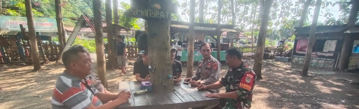 Babinsa Koramil 1608/Karangampel Perkuat Sinergi Lewat Komsos Bersama Polsek dan Warga Desa Dukuh Jeruk