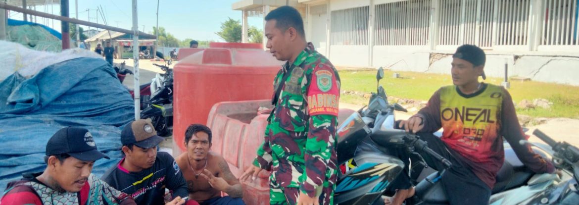 Babinsa Koramil 1601/Indramayu Komsos Bersama Nelayan Karangsong, Tekankan Keselamatan dan Kepatuhan Saat Melaut