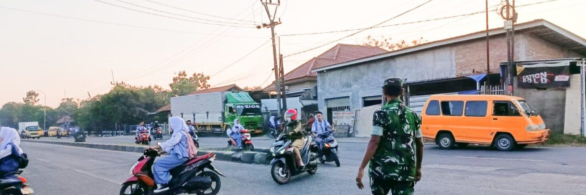 Babinsa Koramil 1605/Sukagumiwang Sigap Bantu Penyeberangan Anak Sekolah, Wujud Kepedulian terhadap Keselamatan Pelajar