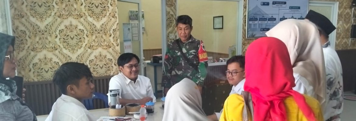 Komsos Babinsa Koramil 1601/Indramayu Perkuat Sinergi dengan Warga Desa Singajaya, Dorong Keamanan dan Kepedulian Lingkungan