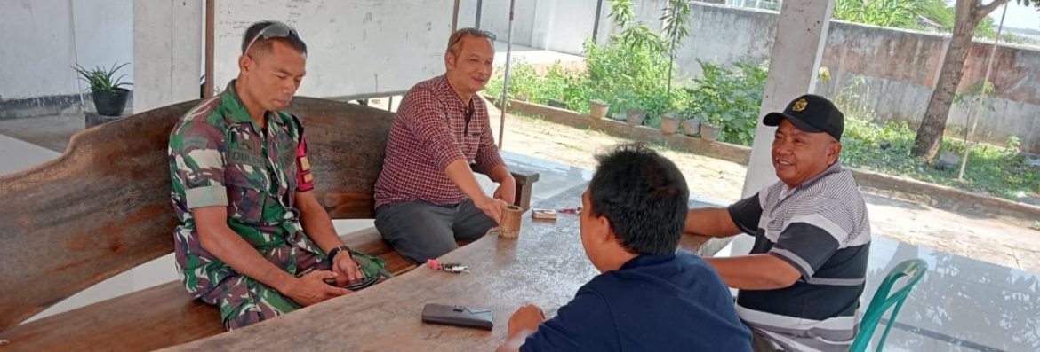 Babinsa Koramil 1605/Sukagumiwang Perkuat Kedekatan dengan Warga Melalui Komsos di Desa Cadangpinggan