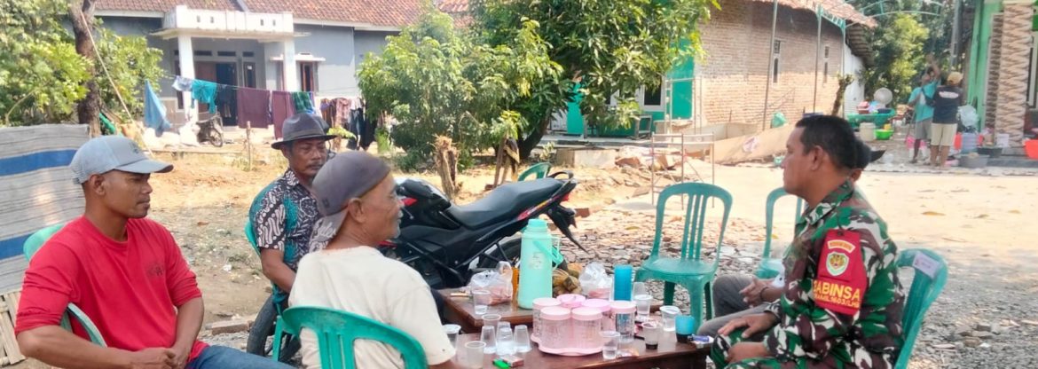 Babinsa Koramil 1603/Lohbener Perkuat Silaturahmi dan Ajak Warga Jaga Kondusivitas Desa Arahan Lor