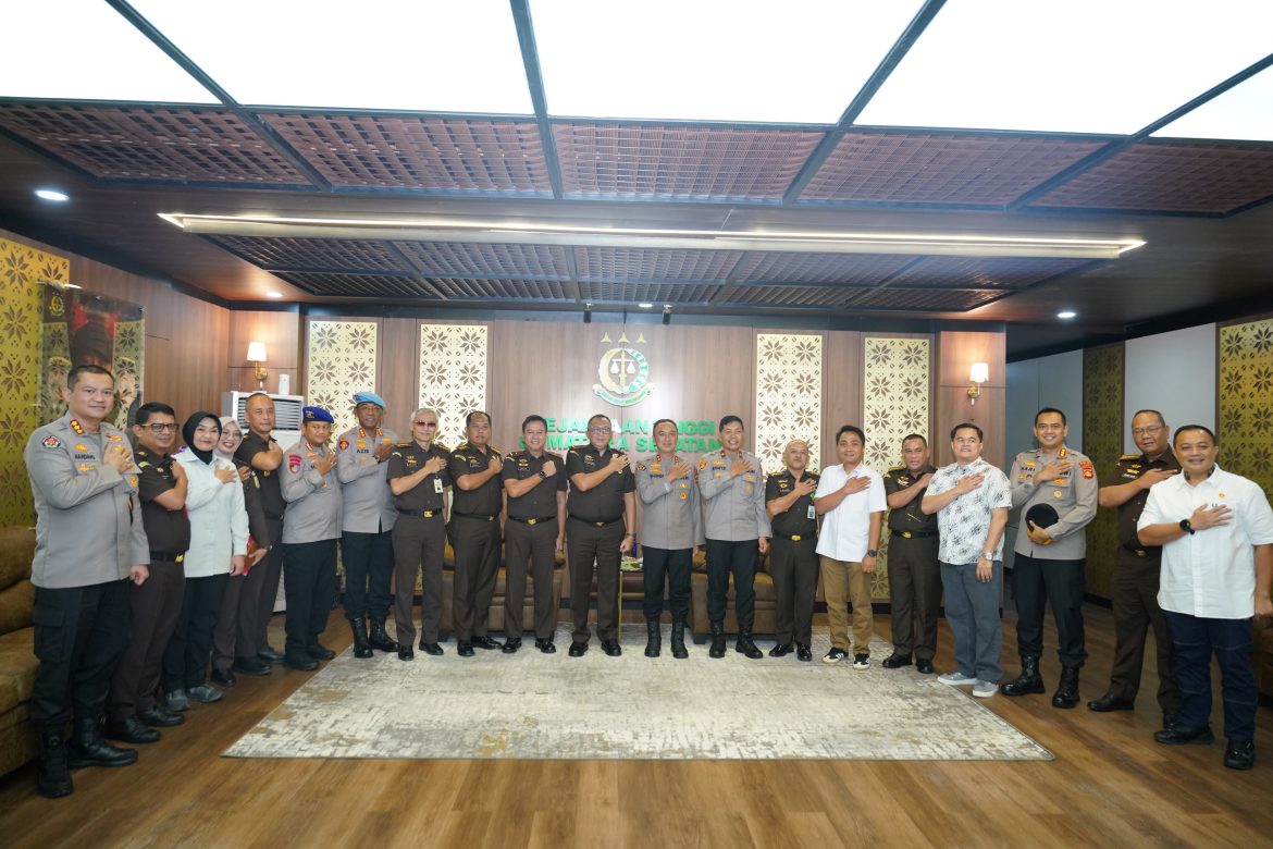 Momen Hangat Kunjungan Kapolda ke Kejati Sumsel: Tepis Isu Friksi, Tegaskan Kejaksaan dan Kepolisian Bersaudara