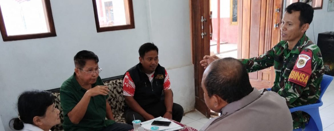 Babinsa Koramil 1608/Karangampel Perkuat Kedekatan dengan Warga Melalui Komsos di Desa Benda